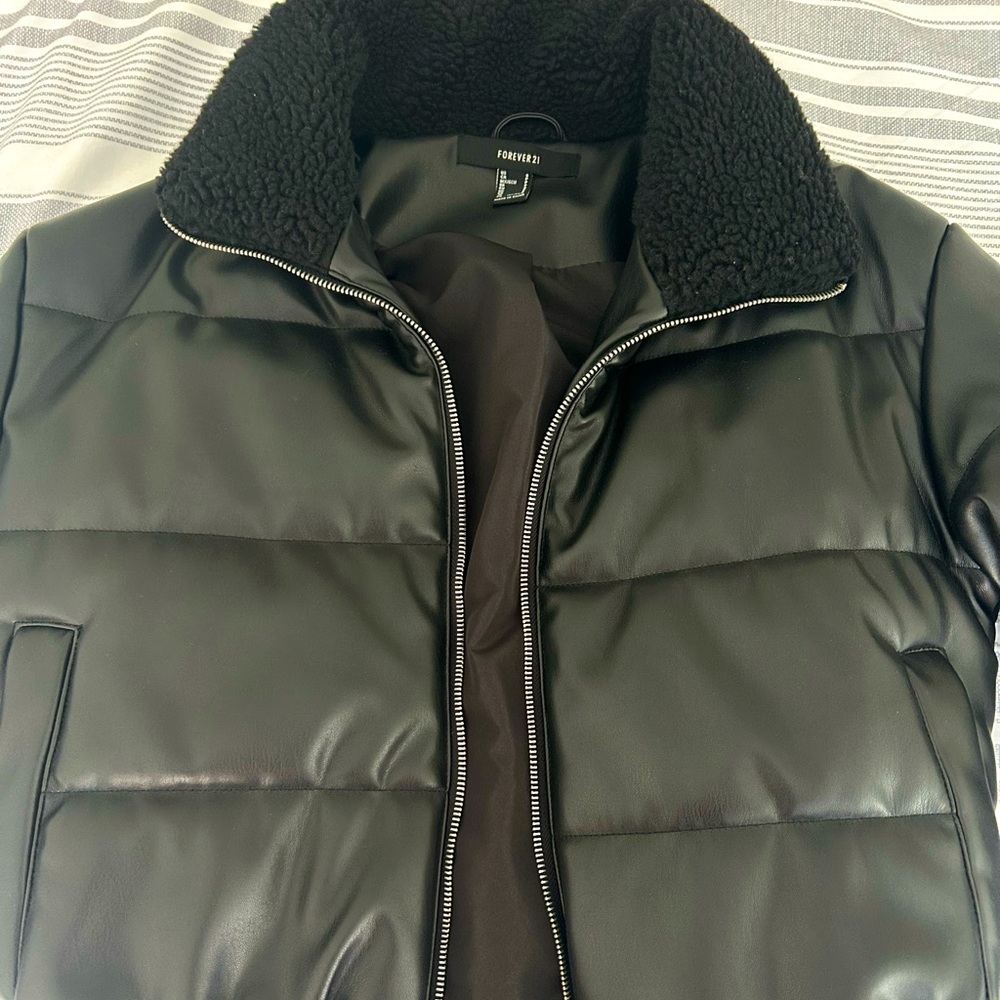 FOREVER 21 BLACK PUFFER JACKE - SIZE SMALL